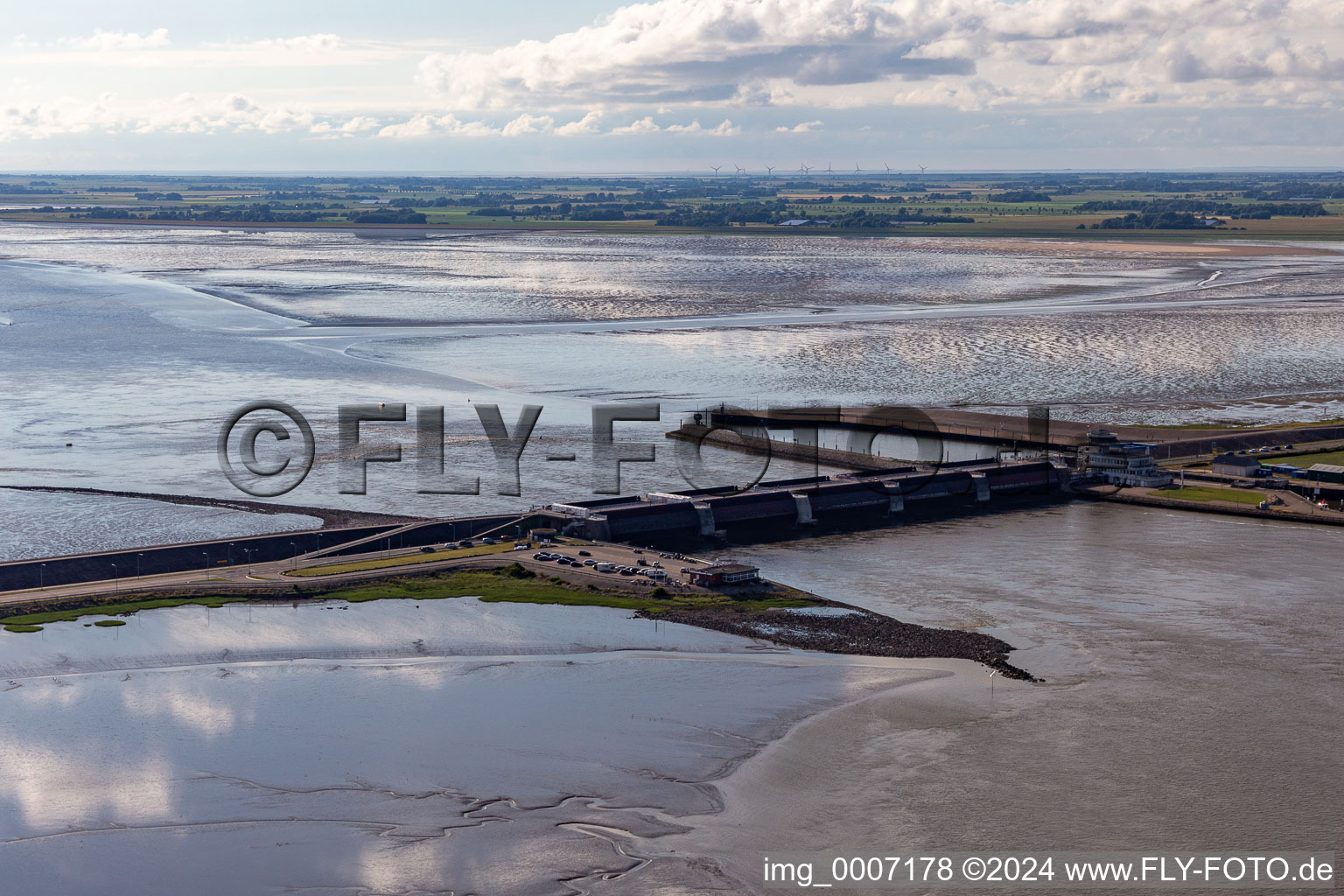 Vue aérienne de Systèmes de barrières-écluses Barrage Eider de l'Administration fédérale des eaux et de la navigation WSV à Wesselburenerkoog à le quartier Kating in Tönning dans le département Schleswig-Holstein, Allemagne