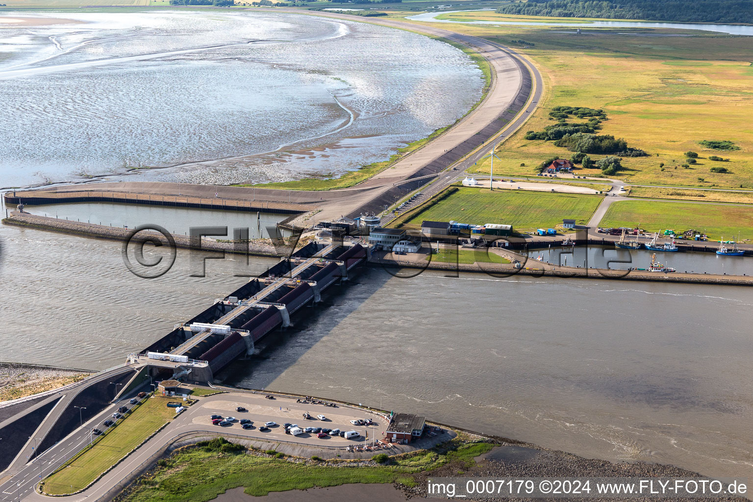 Vue aérienne de Systèmes de barrières-écluses Barrage Eider de l'Administration fédérale des eaux et de la navigation WSV à Wesselburenerkoog à le quartier Kating in Tönning dans le département Schleswig-Holstein, Allemagne