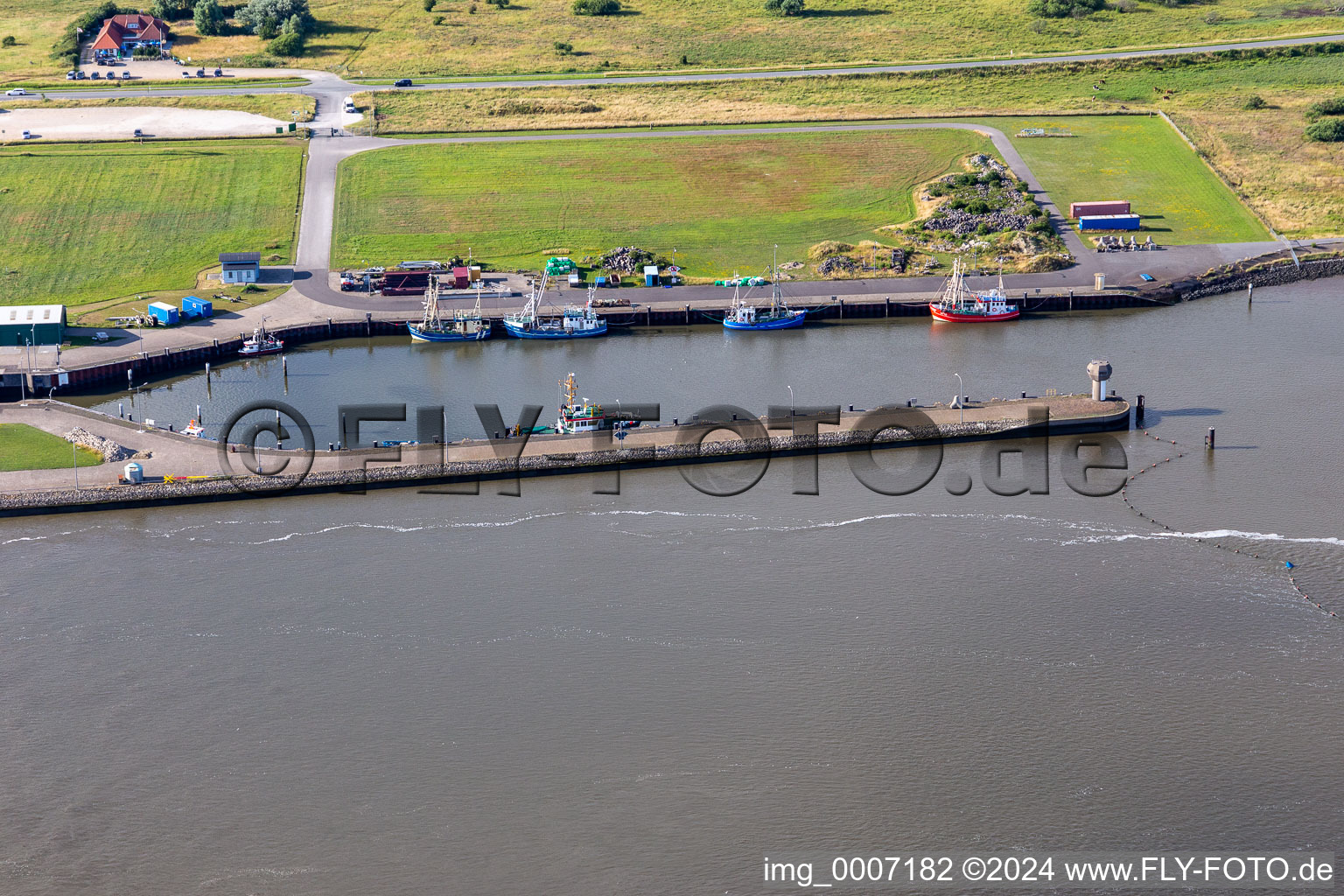 Vue aérienne de Écluse de navigation au barrage Eider à le quartier Kating in Tönning dans le département Schleswig-Holstein, Allemagne