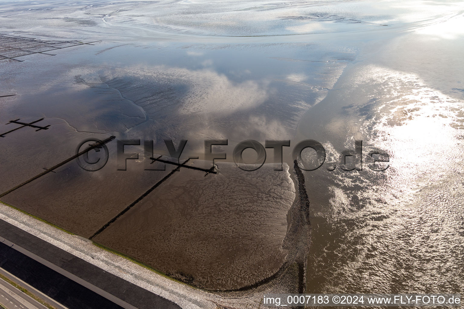 Vue aérienne de Côte de la mer du Nord Watt à l'embouchure de l'Eider à Tönning dans le département Schleswig-Holstein, Allemagne