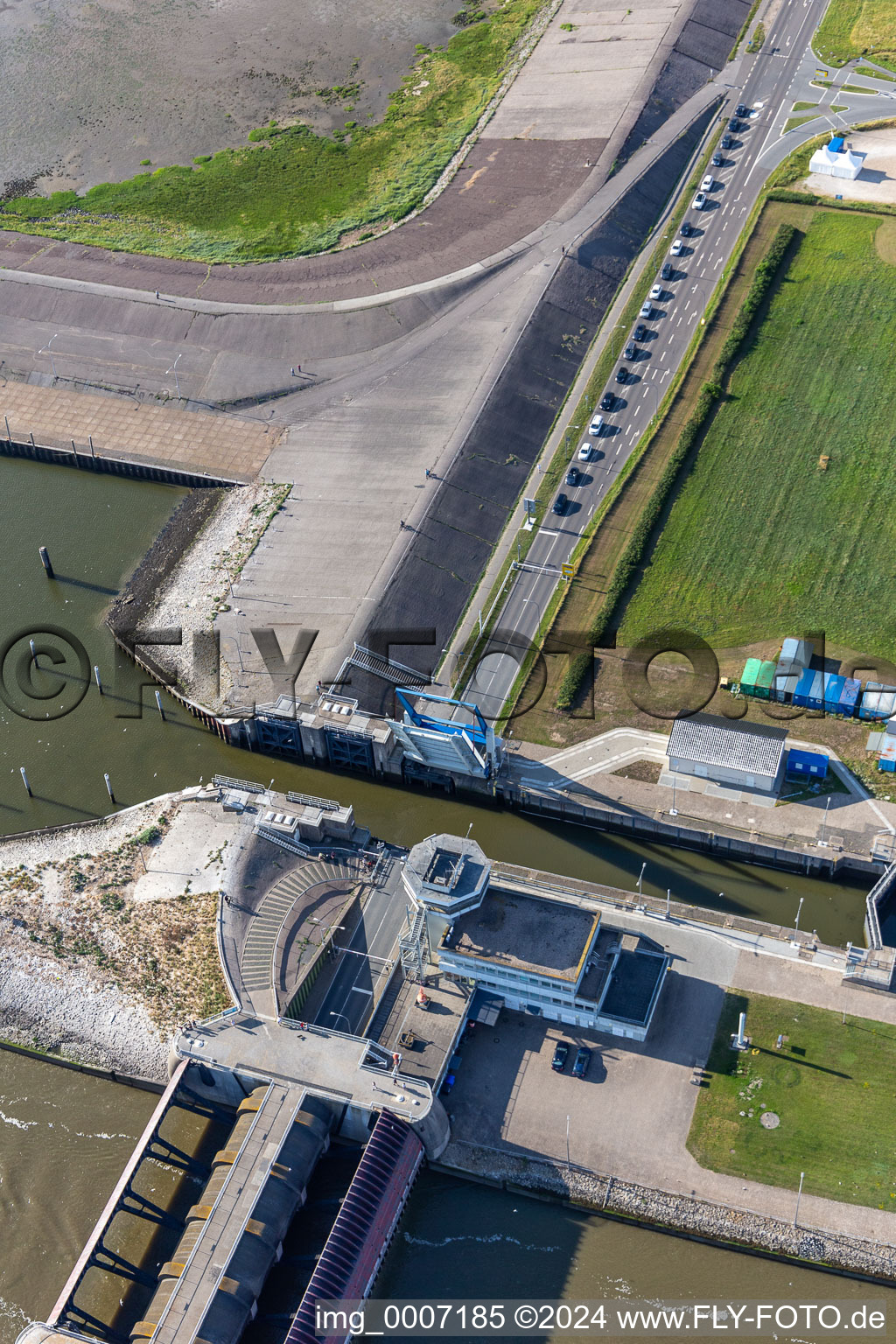 Vue oblique de Systèmes de barrières-écluses Barrage Eider de l'Administration fédérale des eaux et de la navigation WSV à Wesselburenerkoog à le quartier Kating in Tönning dans le département Schleswig-Holstein, Allemagne