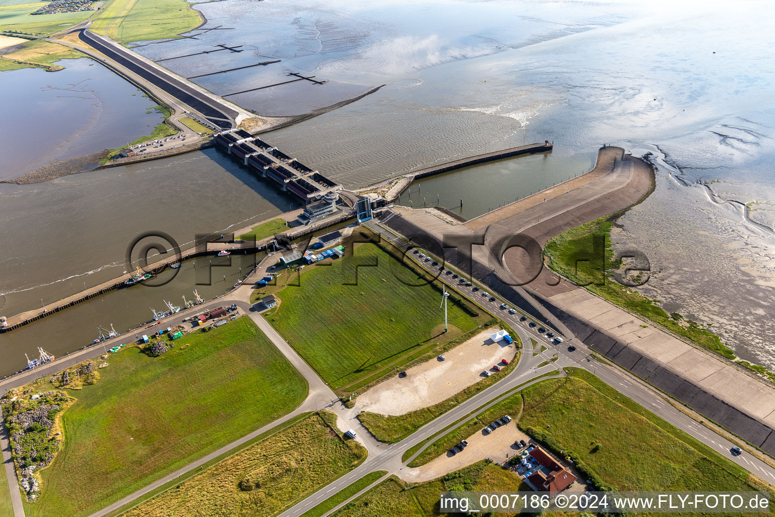 Systèmes de barrières-écluses Barrage Eider de l'Administration fédérale des eaux et de la navigation WSV à Wesselburenerkoog à le quartier Kating in Tönning dans le département Schleswig-Holstein, Allemagne d'en haut