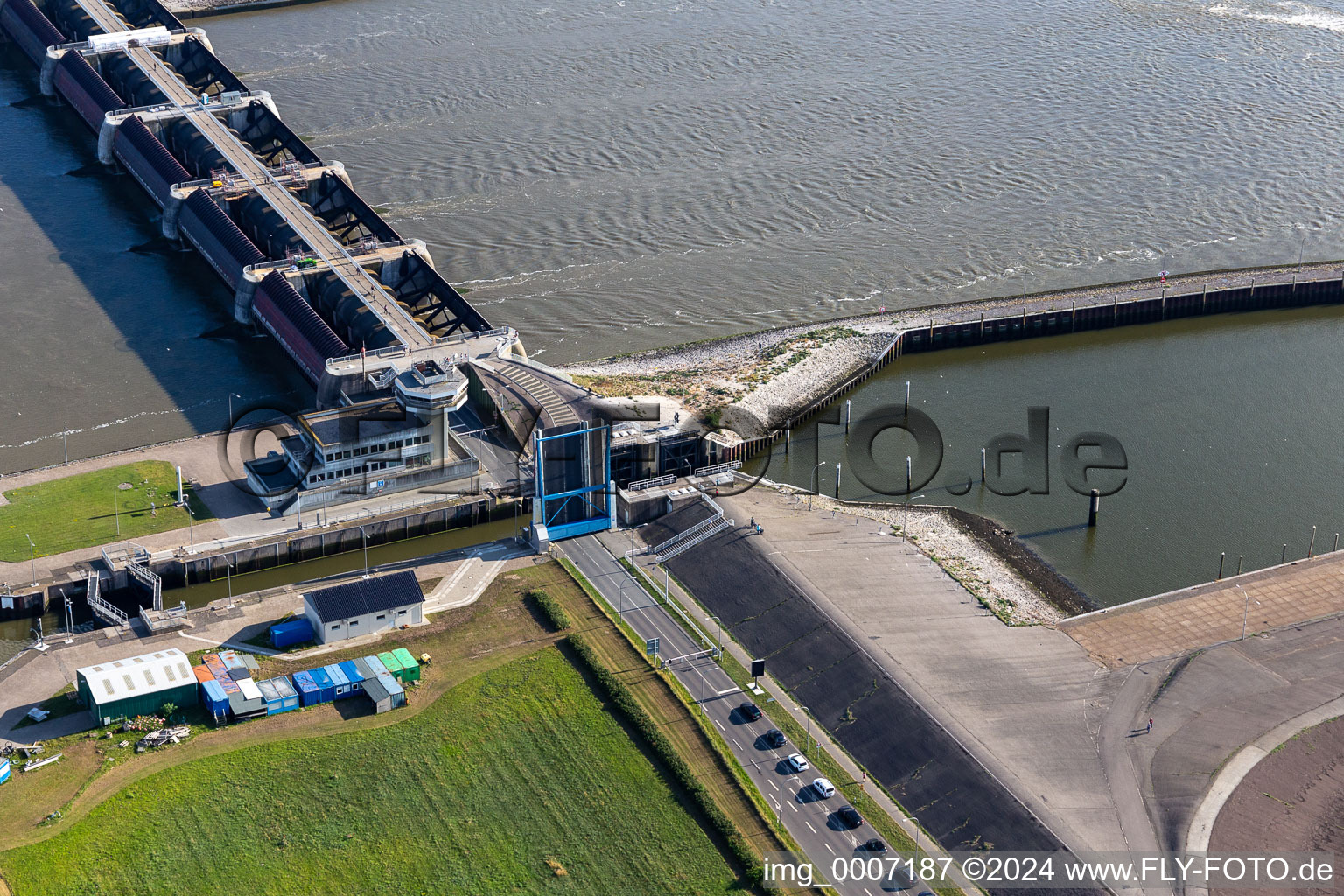 Systèmes de barrières-écluses Barrage Eider de l'Administration fédérale des eaux et de la navigation WSV à Wesselburenerkoog à le quartier Kating in Tönning dans le département Schleswig-Holstein, Allemagne hors des airs