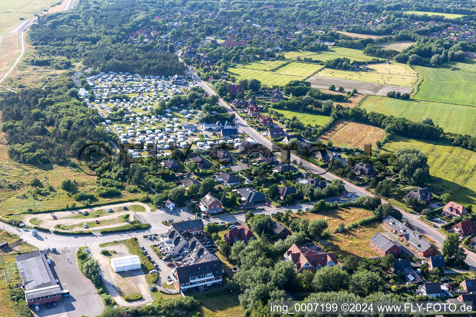 Vue aérienne de Caravanes et tentes - camping et emplacement pour tentes "Camping Rosencamp" "Kniese Herringgull Ademi à le quartier Böhl-Süderhöft in Sankt Peter-Ording dans le département Schleswig-Holstein, Allemagne