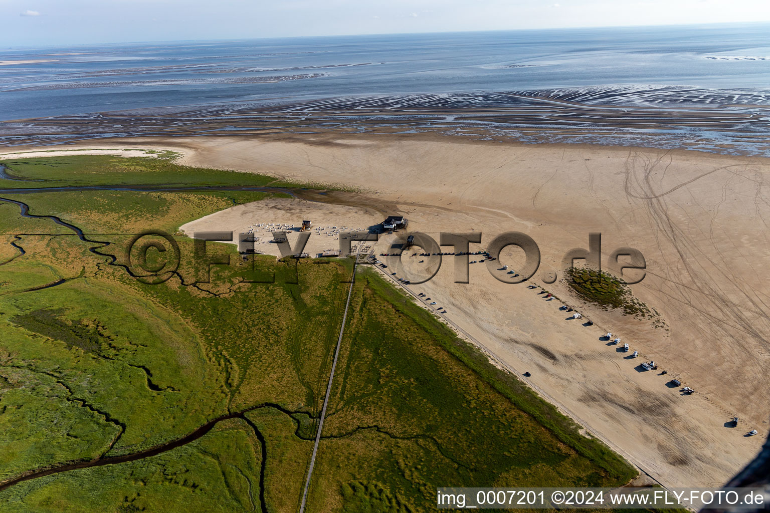 Vue aérienne de Paysage de plage de sable sur la mer du Nord - côte dans le quartier Sankt Peter-Ording parking et restaurant Die Seekiste à le quartier Böhl-Süderhöft in Sankt Peter-Ording dans le département Schleswig-Holstein, Allemagne