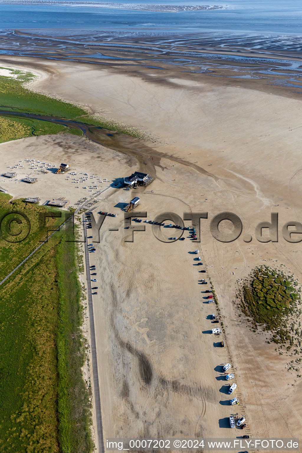 Vue aérienne de Paysage de plage de sable sur la mer du Nord - côte dans le quartier Sankt Peter-Ording parking et restaurant Die Seekiste à le quartier Böhl-Süderhöft in Sankt Peter-Ording dans le département Schleswig-Holstein, Allemagne