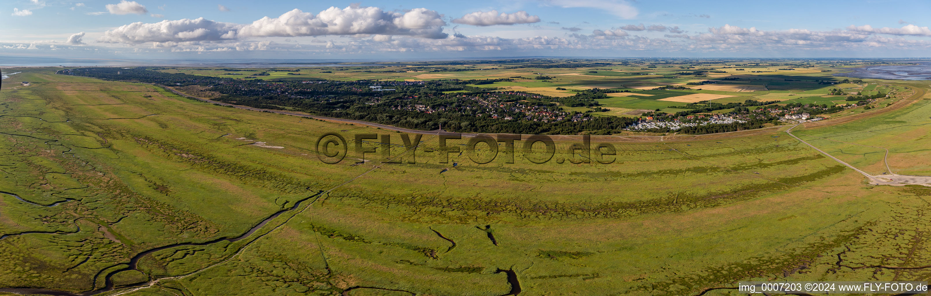 Vue aérienne de Panorama d'un paysage de prairies et de champs dans les plaines inondables de la côte de la mer du Nord à le quartier Olsdorf in Sankt Peter-Ording dans le département Schleswig-Holstein, Allemagne