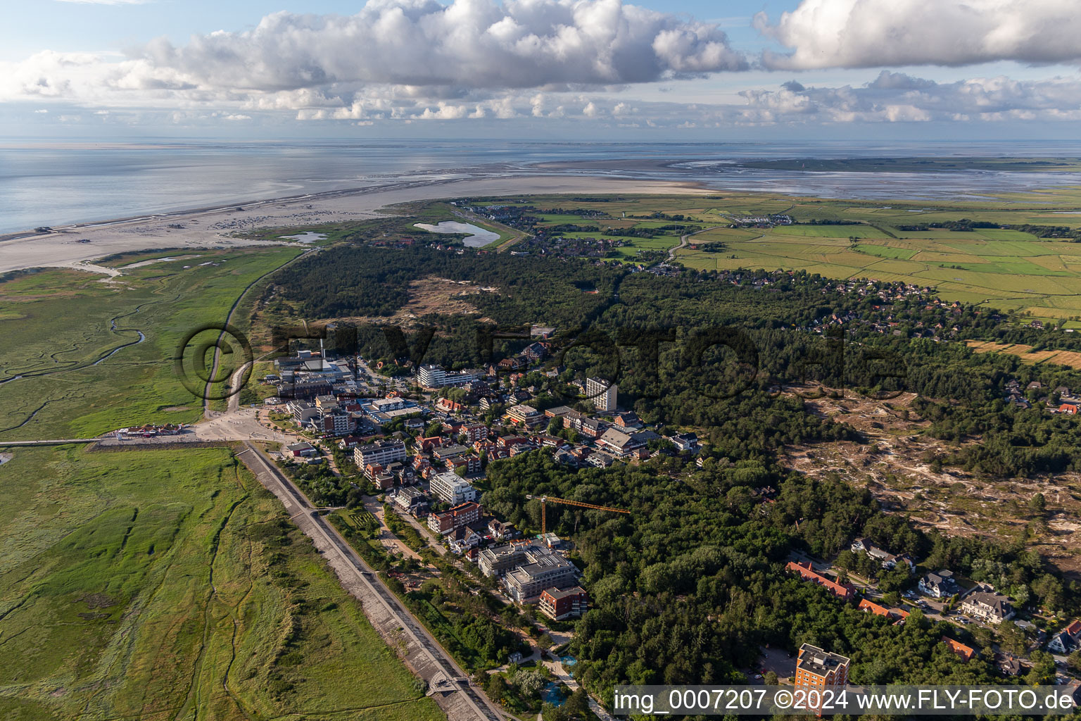 Vue aérienne de Vue de la ville sur la côte de la mer du Nord à le quartier Bad Sankt Peter in Sankt Peter-Ording dans le département Schleswig-Holstein, Allemagne