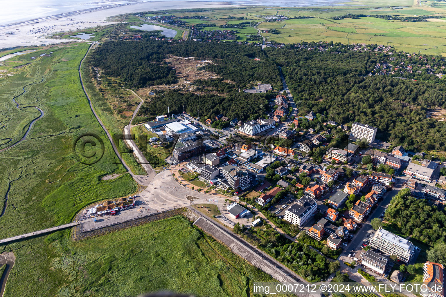 Vue aérienne de Piscine aventure avec toboggan, piscine couverte et piscine extérieure dans le quartier de Sankt Peter-Bad à le quartier Bad Sankt Peter in Sankt Peter-Ording dans le département Schleswig-Holstein, Allemagne