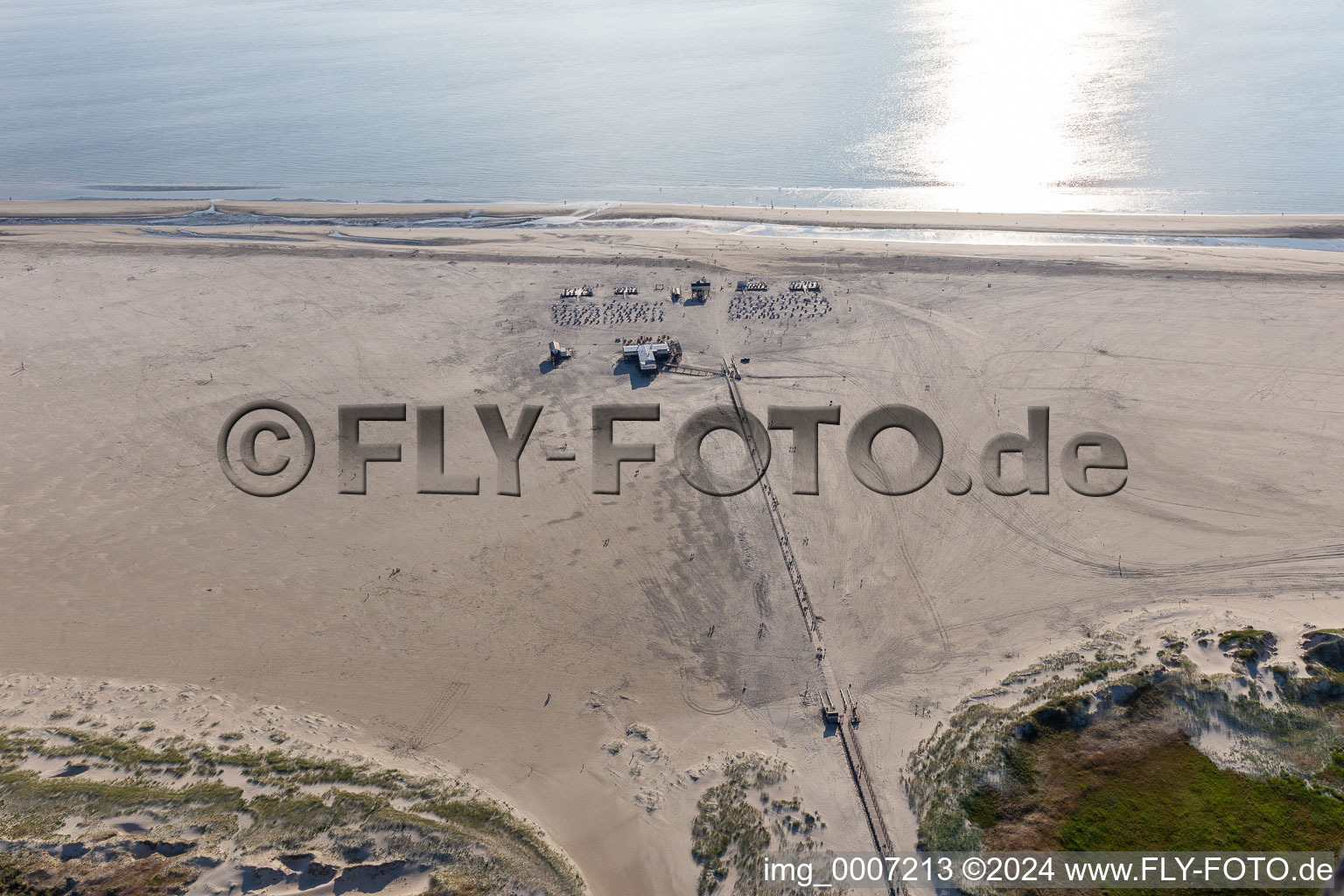 Vue aérienne de Paysage de plage de sable avec jetée sur la mer du Nord - parking côtier et restaurant Arche de Noé sur maisons sur pilotis à le quartier Bad Sankt Peter in Sankt Peter-Ording dans le département Schleswig-Holstein, Allemagne