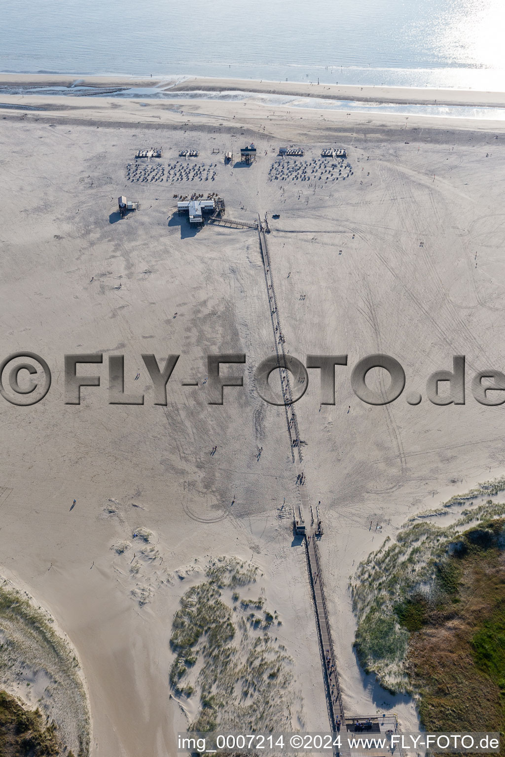 Vue aérienne de Paysage de plage de sable avec jetée sur la mer du Nord - parking côtier et restaurant Arche de Noé sur maisons sur pilotis à le quartier Bad Sankt Peter in Sankt Peter-Ording dans le département Schleswig-Holstein, Allemagne