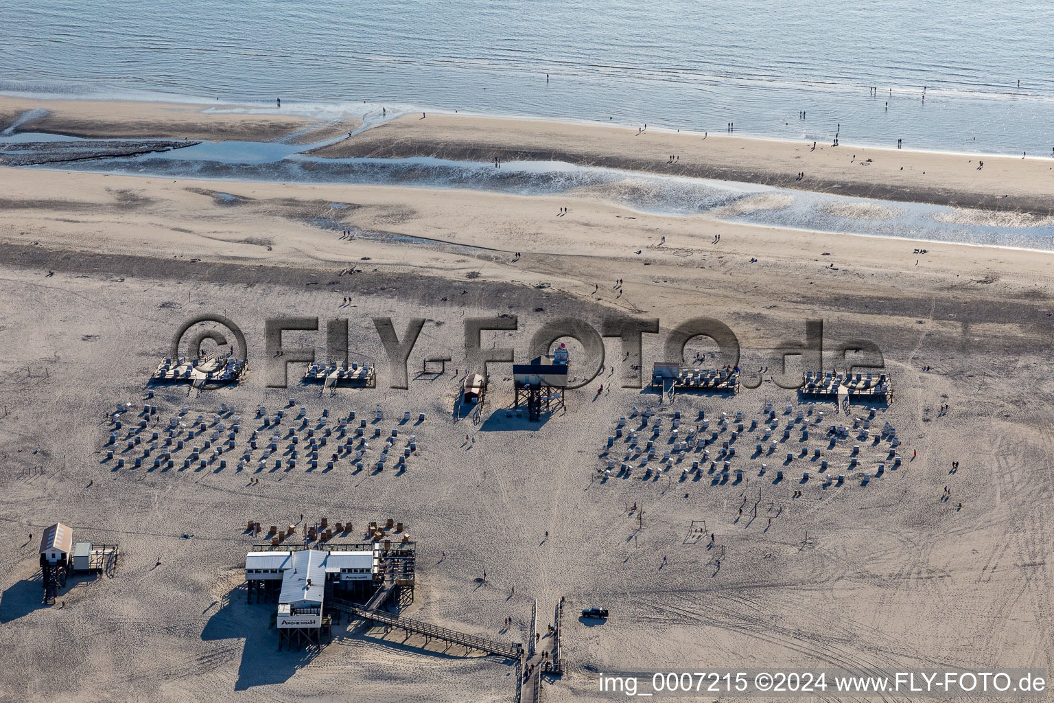 Photographie aérienne de Paysage de plage de sable avec jetée sur la mer du Nord - parking côtier et restaurant Arche de Noé sur maisons sur pilotis à le quartier Bad Sankt Peter in Sankt Peter-Ording dans le département Schleswig-Holstein, Allemagne