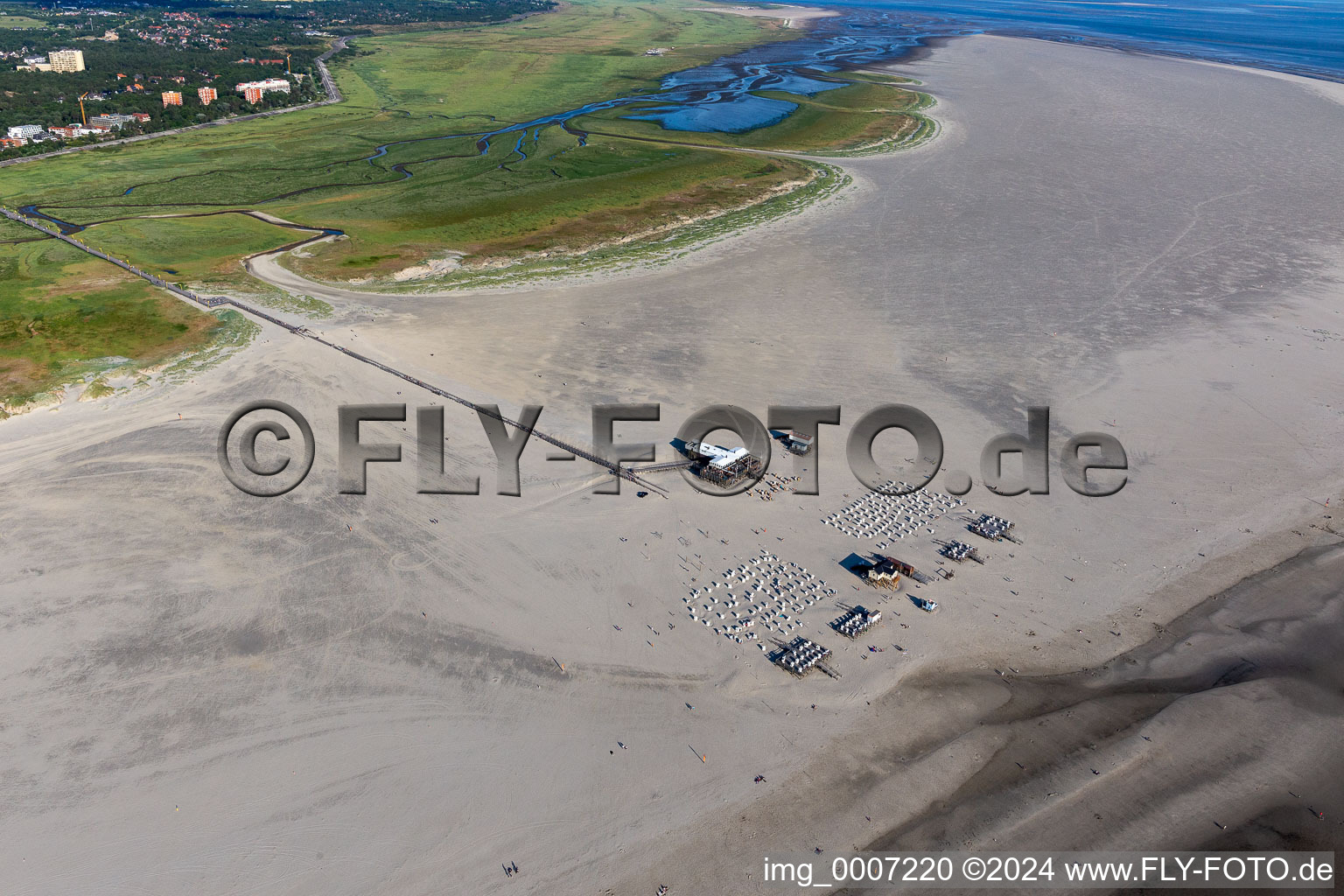 Vue aérienne de Paysage côtier sur la plage de sable de la mer du Nord à le quartier Ording in Sankt Peter-Ording dans le département Schleswig-Holstein, Allemagne