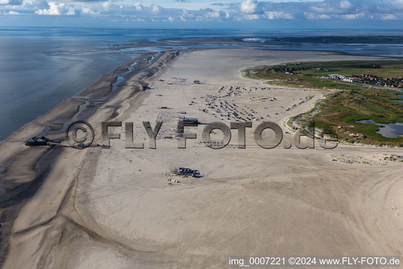 Vue aérienne de Paysage côtier sur la plage de sable de la mer du Nord à le quartier Ording in Sankt Peter-Ording dans le département Schleswig-Holstein, Allemagne