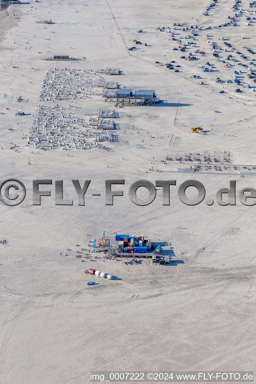 Photographie aérienne de Paysage côtier sur la plage de sable de la mer du Nord à le quartier Ording in Sankt Peter-Ording dans le département Schleswig-Holstein, Allemagne