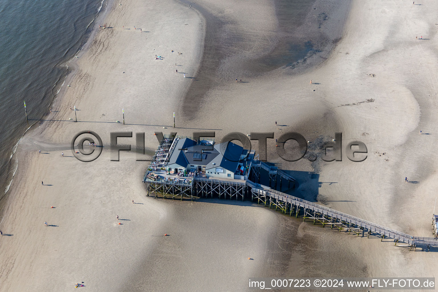 Vue oblique de Paysage côtier sur la plage de sable de la mer du Nord à le quartier Ording in Sankt Peter-Ording dans le département Schleswig-Holstein, Allemagne