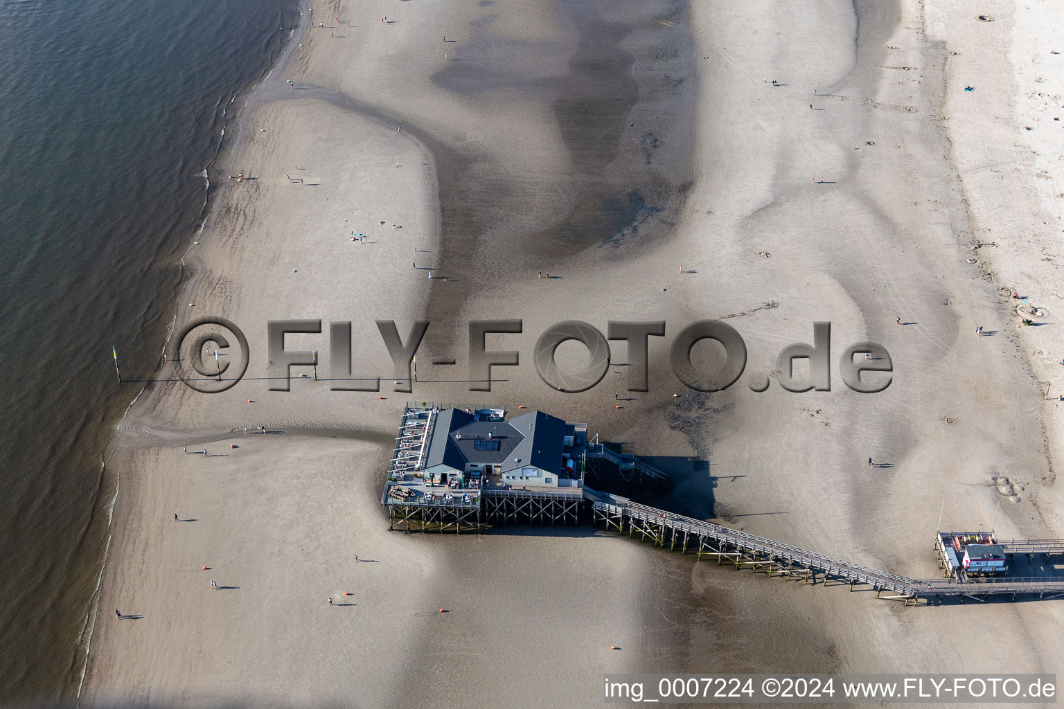 Vue aérienne de Zone de baignade Ording avec Café Ohana Bar à le quartier Ording in Sankt Peter-Ording dans le département Schleswig-Holstein, Allemagne