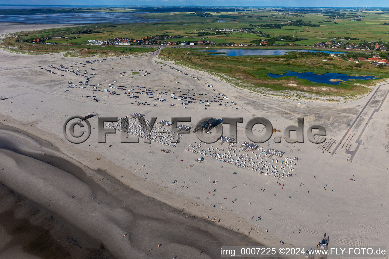 Vue aérienne de Rangées de chaises de plage sur la plage de sable dans la zone côtière de la mer du Nord dans le quartier Sankt Peter-Ording à le quartier Ording in Sankt Peter-Ording dans le département Schleswig-Holstein, Allemagne