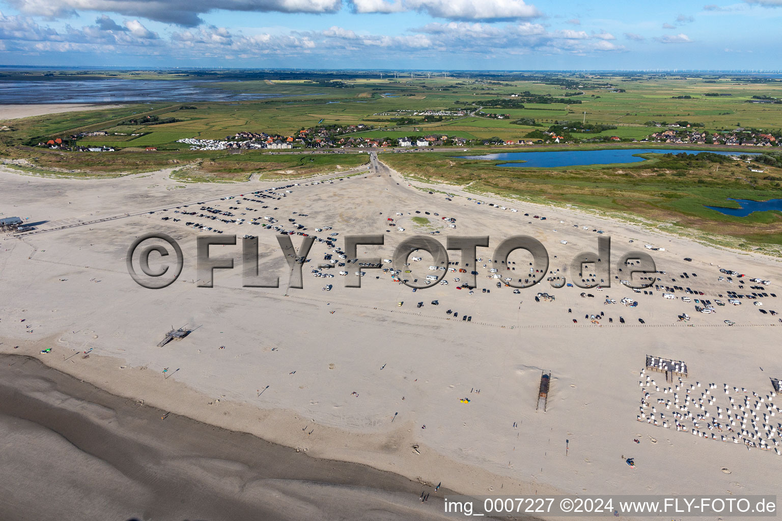 Vue aérienne de Rangées de chaises de plage sur la plage de sable dans la zone côtière de la mer du Nord dans le quartier Sankt Peter-Ording à le quartier Ording in Sankt Peter-Ording dans le département Schleswig-Holstein, Allemagne