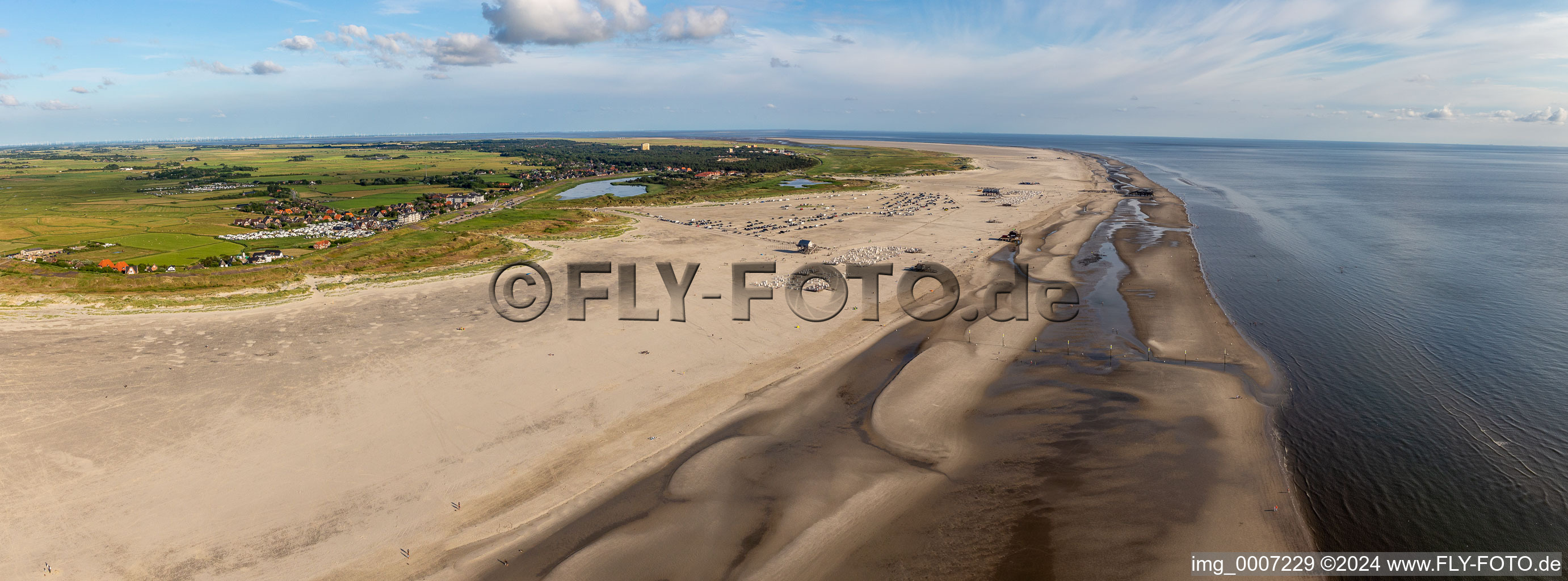 Vue aérienne de Paysage de plage de sable le long de la côte de la mer du Nord à le quartier Olsdorf in Sankt Peter-Ording dans le département Schleswig-Holstein, Allemagne