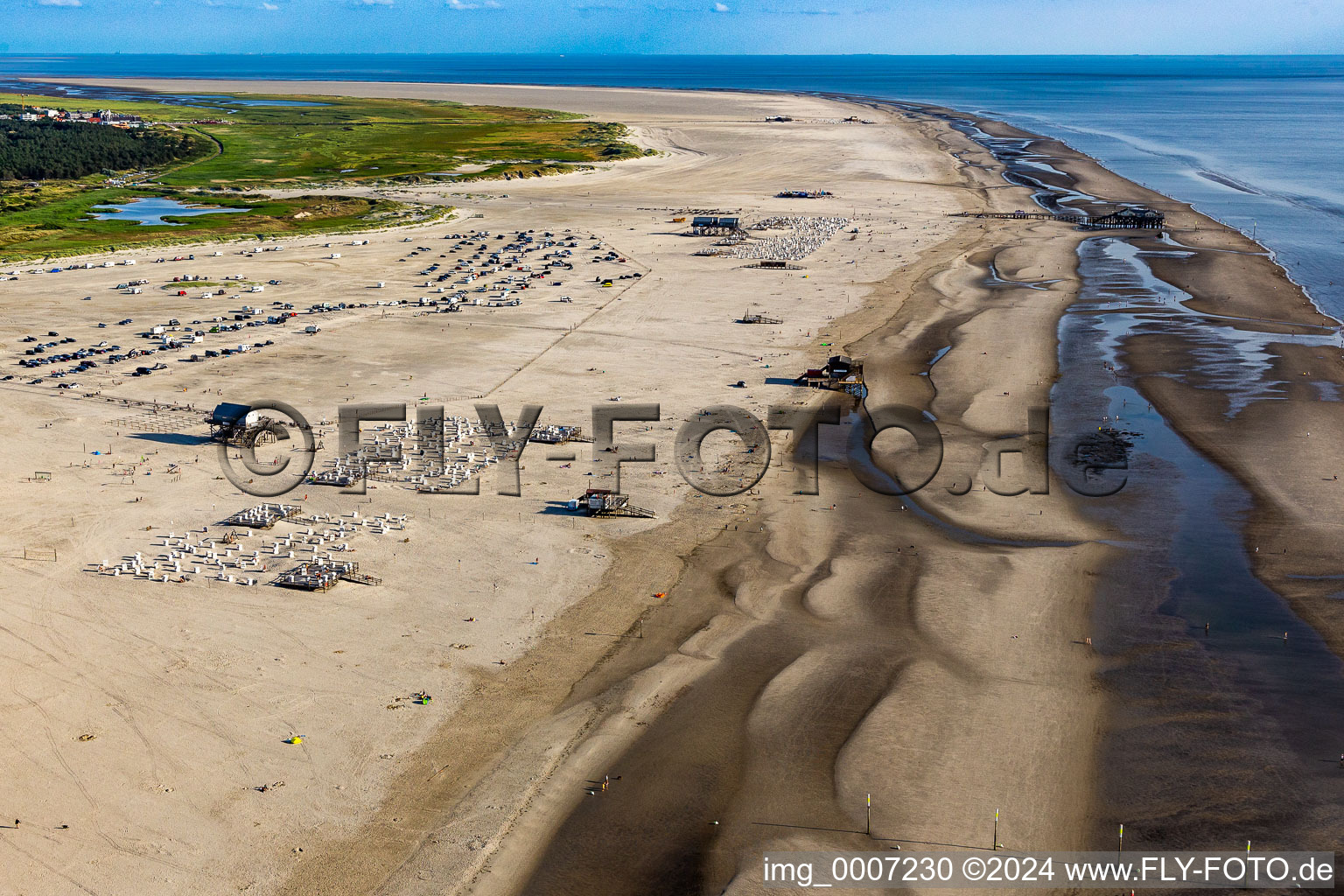 Vue aérienne de Paysage de plage de sable le long de la côte de la mer du Nord à le quartier Bad Sankt Peter in Sankt Peter-Ording dans le département Schleswig-Holstein, Allemagne