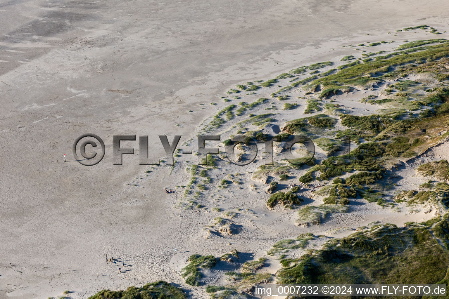 Vue aérienne de Dunes sur la plage des chiens à le quartier Ording in Sankt Peter-Ording dans le département Schleswig-Holstein, Allemagne