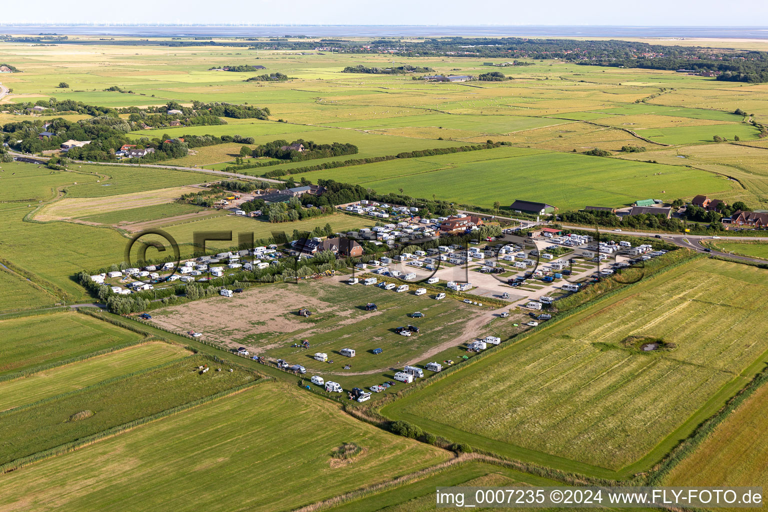 Vue aérienne de Caravanes et tentes - camping et camping Camping SPO en Frise du Nord à le quartier Brösum in Sankt Peter-Ording dans le département Schleswig-Holstein, Allemagne