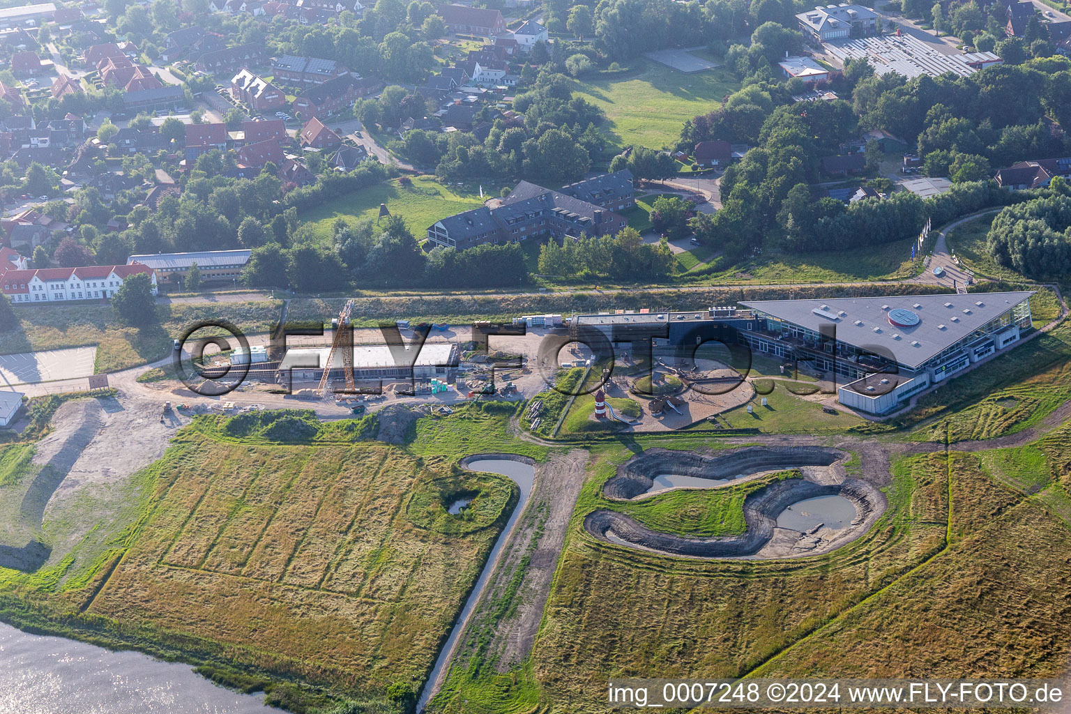 Vue aérienne de Centre des visiteurs Centre du parc national Multimar Wattforum avec chantier pour le nouveau département des loutres à Tönning dans le département Schleswig-Holstein, Allemagne