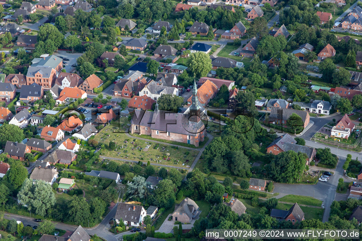 Vue aérienne de Église Saint-Magnus à le quartier Süderdeich in Tating dans le département Schleswig-Holstein, Allemagne