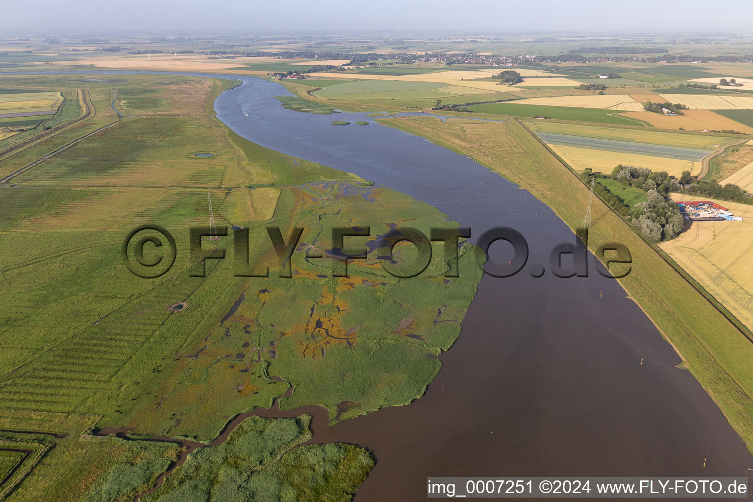 Vue aérienne de Réserve naturelle d'Oldensworter Vorland sur l'Eider à le quartier Hemmerdeich in Oldenswort dans le département Schleswig-Holstein, Allemagne