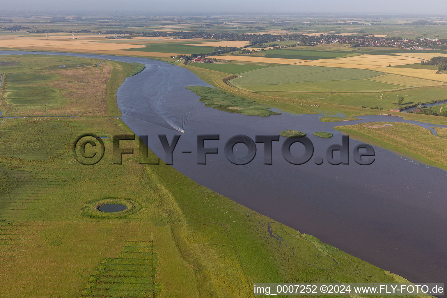 Vue aérienne de Réserve naturelle d'Oldensworter Vorland sur l'Eider à le quartier Hemmerdeich in Oldenswort dans le département Schleswig-Holstein, Allemagne