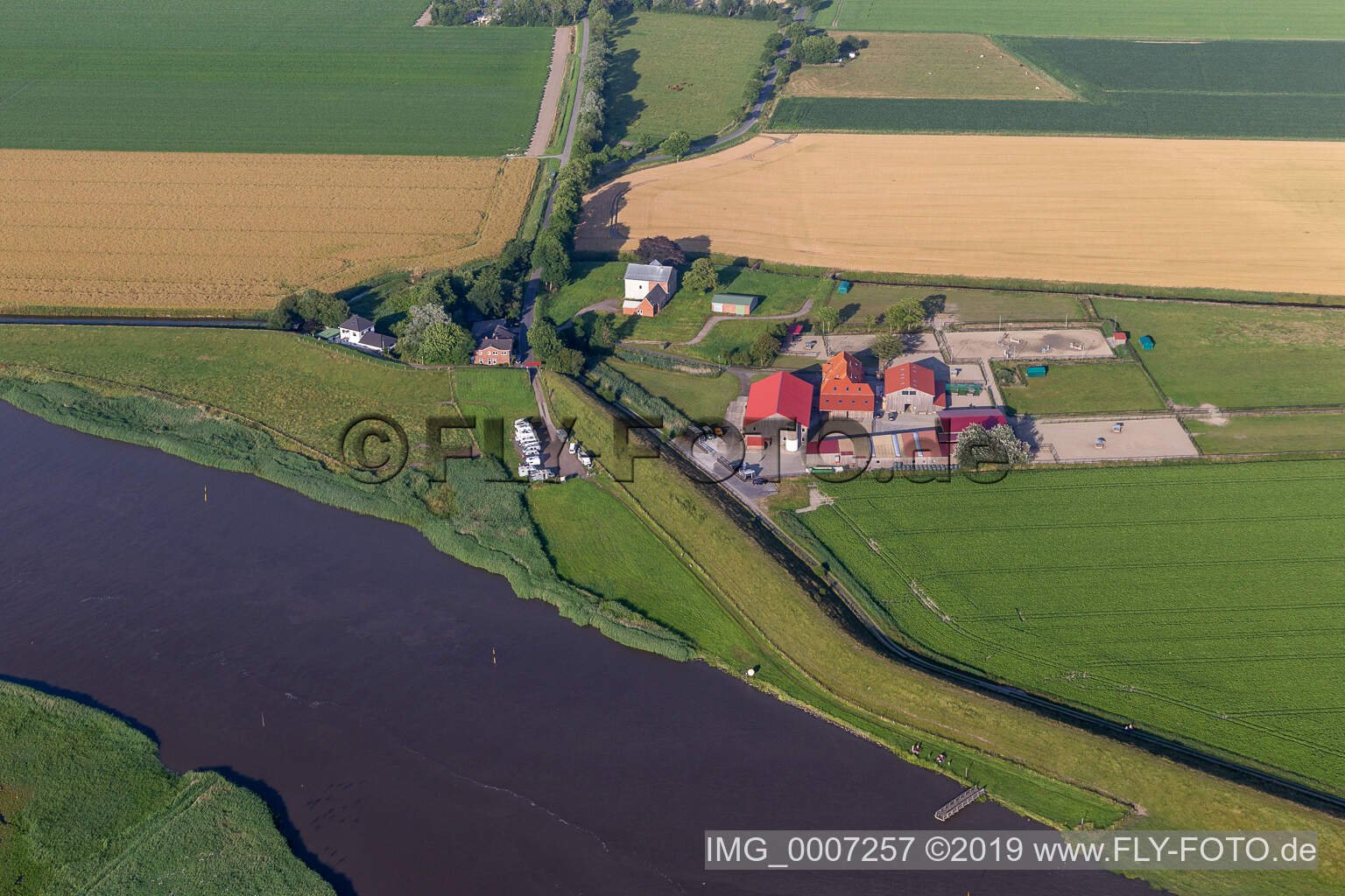 Vue aérienne de Zone de baignade de Wollersum, place de parking mobile Groven sur l'Eider à Groven dans le département Schleswig-Holstein, Allemagne