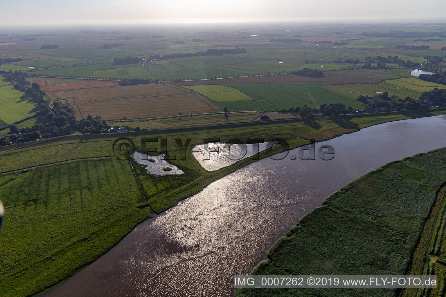 Vue aérienne de Quartier Hemmerdeich in Oldenswort dans le département Schleswig-Holstein, Allemagne