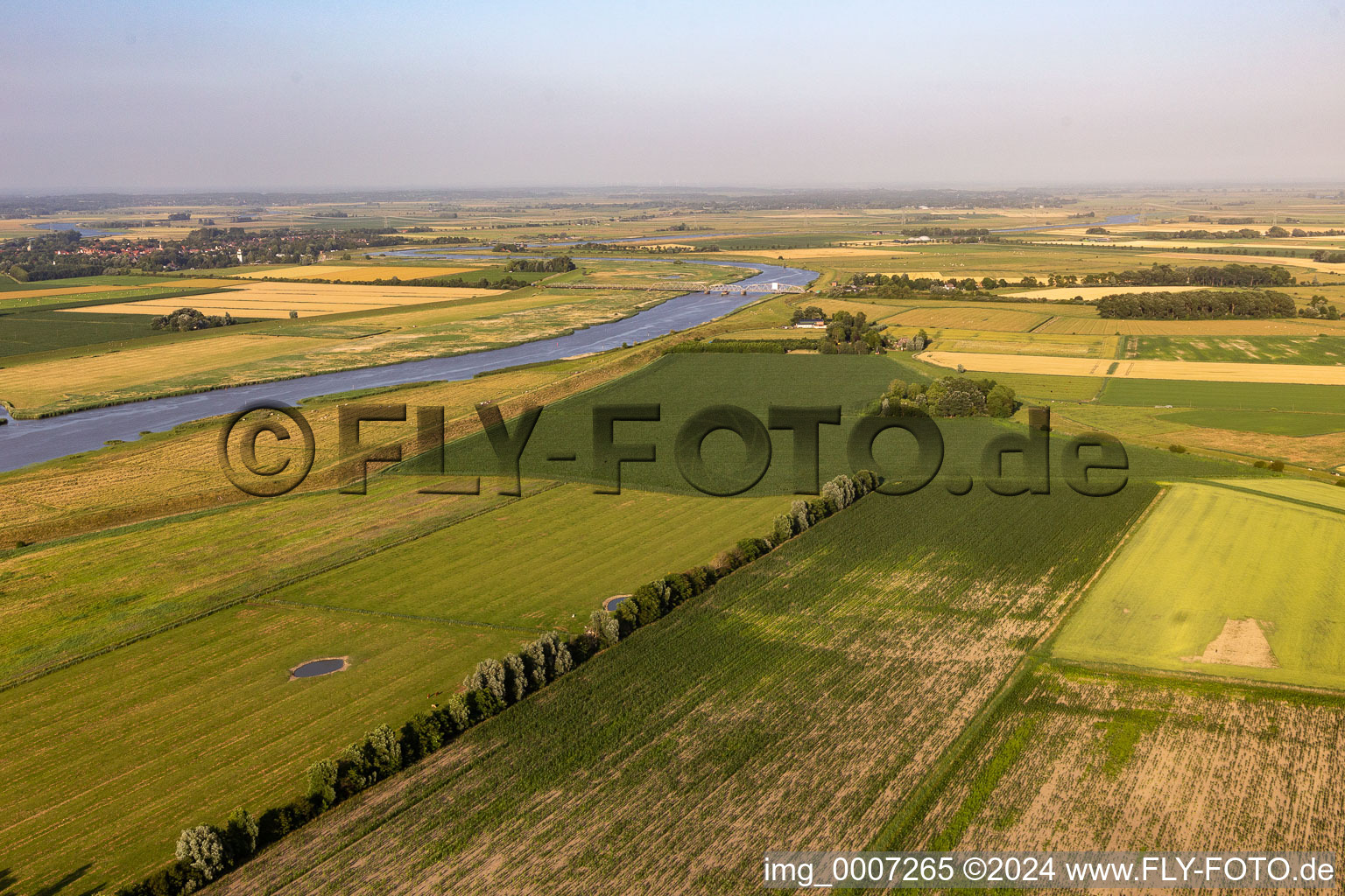 Vue aérienne de Avec pont ferroviaire sur l'Eider à le quartier Dammsdeich in Koldenbüttel dans le département Schleswig-Holstein, Allemagne