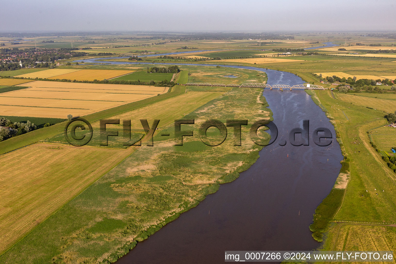 Vue aérienne de Avec pont ferroviaire sur l'Eider à le quartier Dammsdeich in Koldenbüttel dans le département Schleswig-Holstein, Allemagne