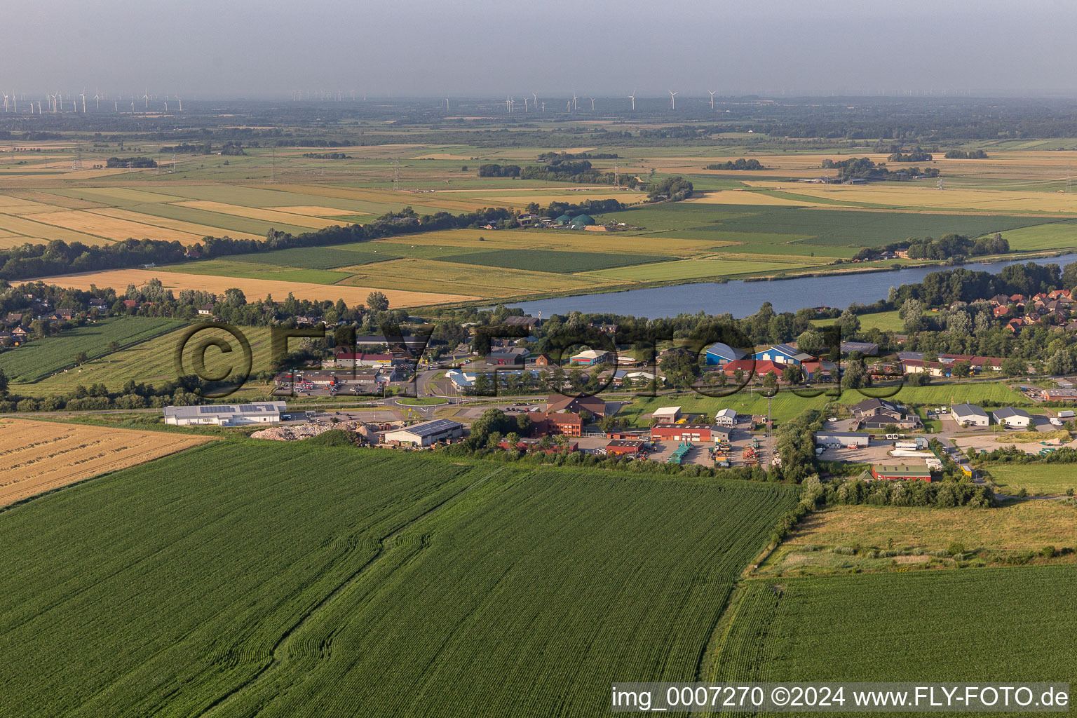 Vue aérienne de Zone commerciale Witzwörter Straße à le quartier Hörn in Friedrichstadt dans le département Schleswig-Holstein, Allemagne