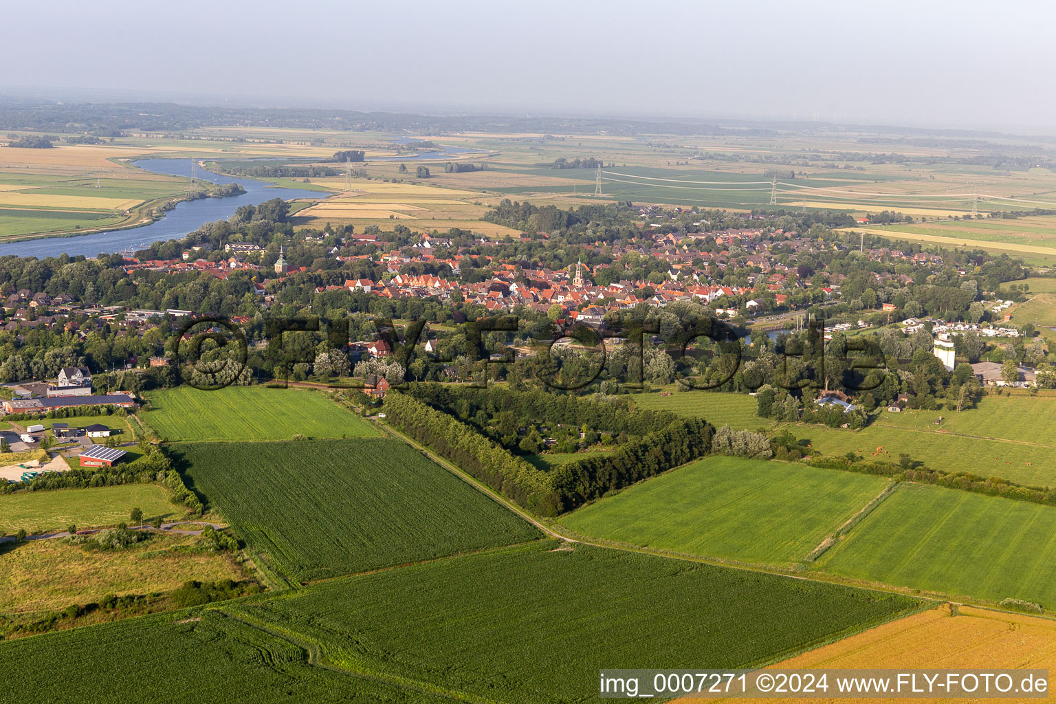 Vue aérienne de Koldenbüttel dans le département Schleswig-Holstein, Allemagne