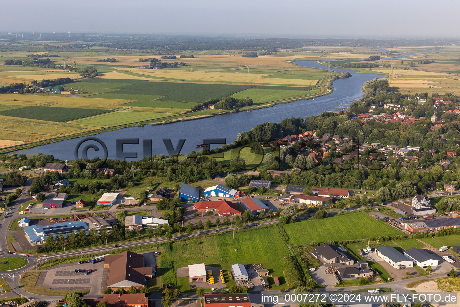 Vue aérienne de Zone commerciale Uelvebüller Straße à le quartier Hörn in Friedrichstadt dans le département Schleswig-Holstein, Allemagne