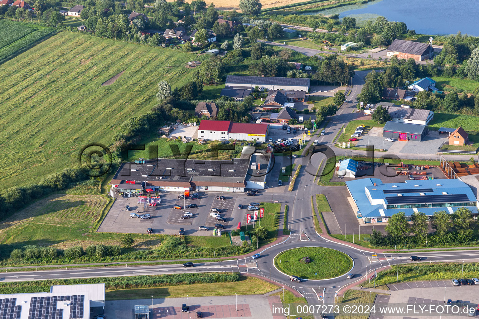 Vue aérienne de Zone commerciale et établissement d'entreprises sur la Witzwörter Straße à Friedrichstadt dans le département Schleswig-Holstein, Allemagne