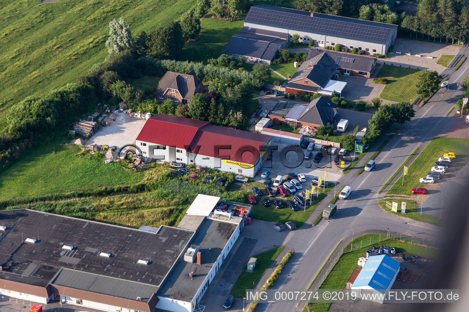 Vue aérienne de Concessionnaire automobile Witzworter Straße Zone commerciale de Tramsen à le quartier Hörn in Friedrichstadt dans le département Schleswig-Holstein, Allemagne