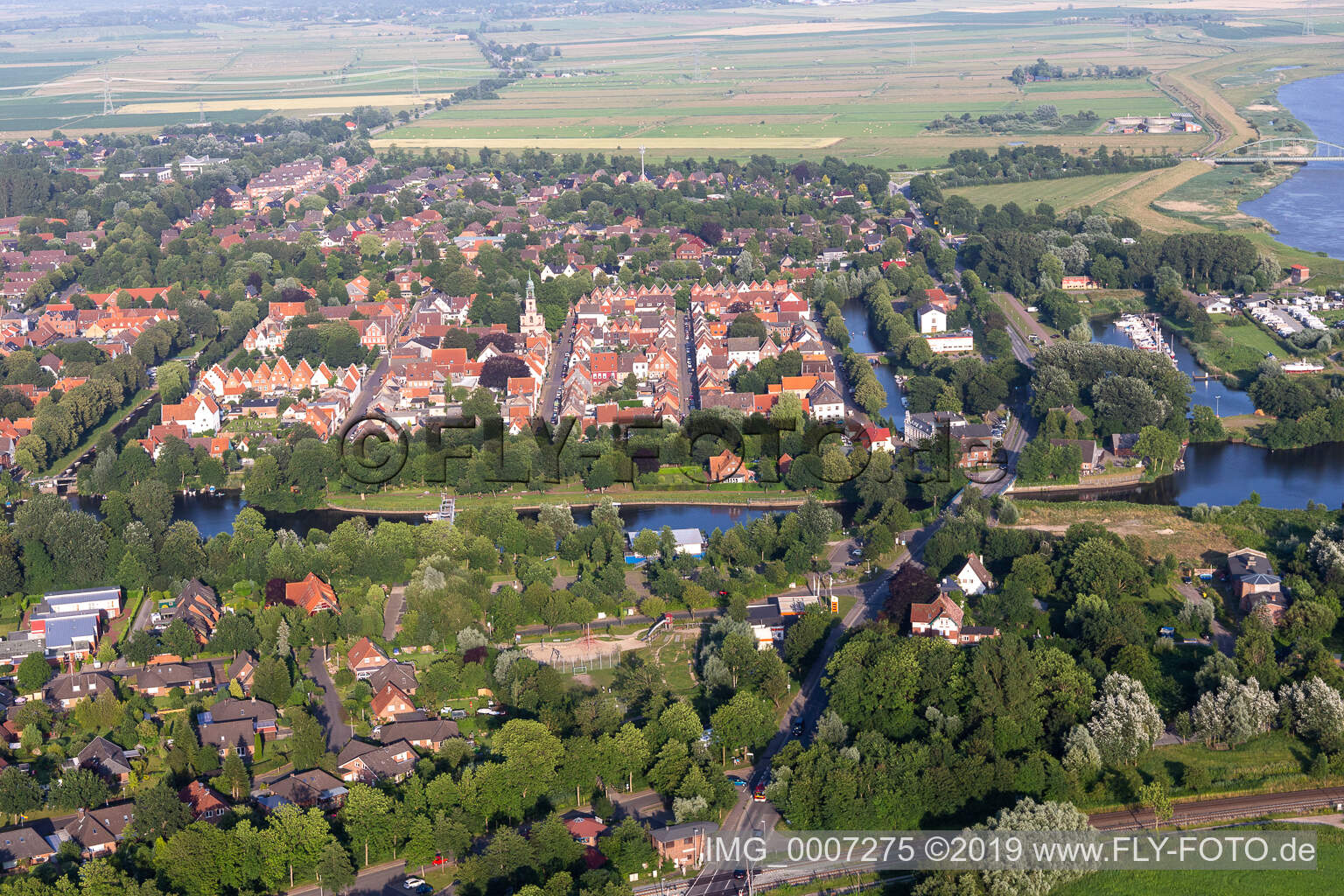 Vue aérienne de Ville fluviale entre Treene, Westersielzug et Eider à Friedrichstadt dans le département Schleswig-Holstein, Allemagne