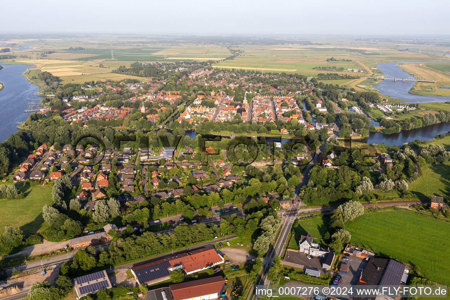 Vue aérienne de Ville fluviale entre Treene, Westersielzug et Eider sur les berges fluviales de Treene, Westersielzug et Eider à Friedrichstadt dans le département Schleswig-Holstein, Allemagne