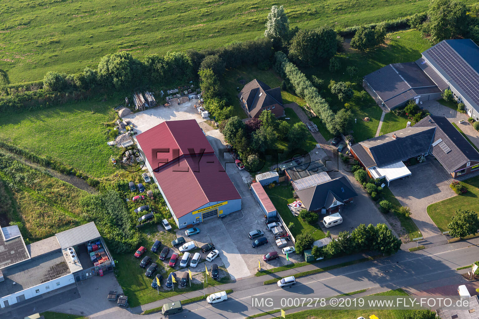 Photographie aérienne de Concessionnaire automobile Witzworter Straße Zone commerciale de Tramsen à le quartier Hörn in Friedrichstadt dans le département Schleswig-Holstein, Allemagne