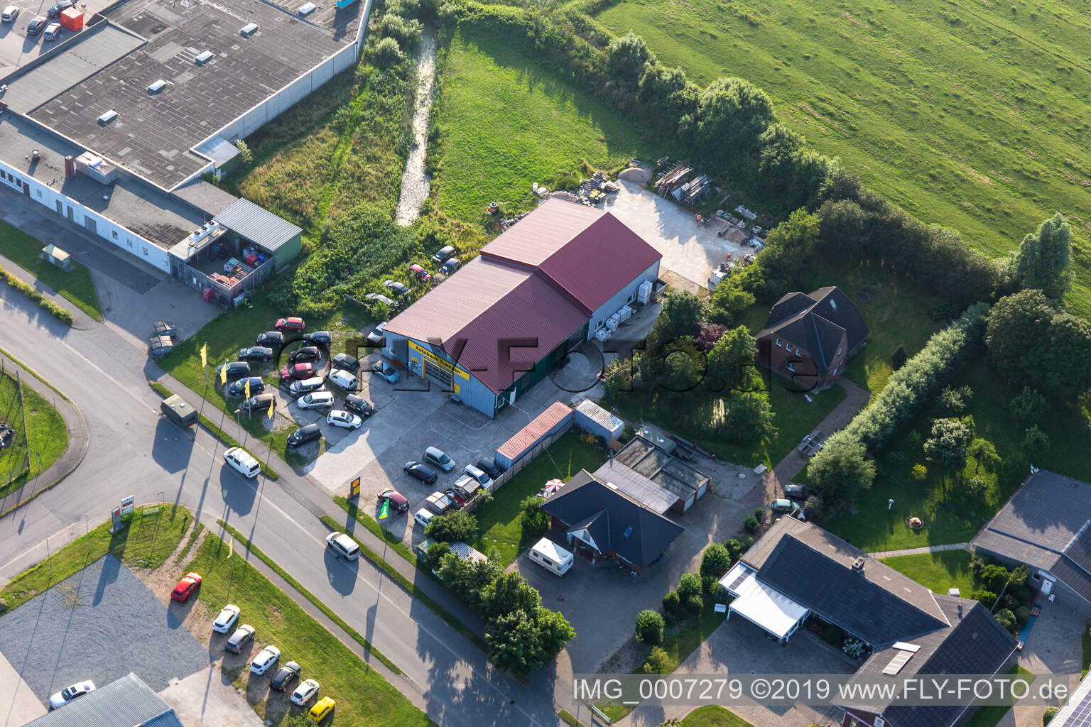 Vue oblique de Concessionnaire automobile Witzworter Straße Zone commerciale de Tramsen à le quartier Hörn in Friedrichstadt dans le département Schleswig-Holstein, Allemagne