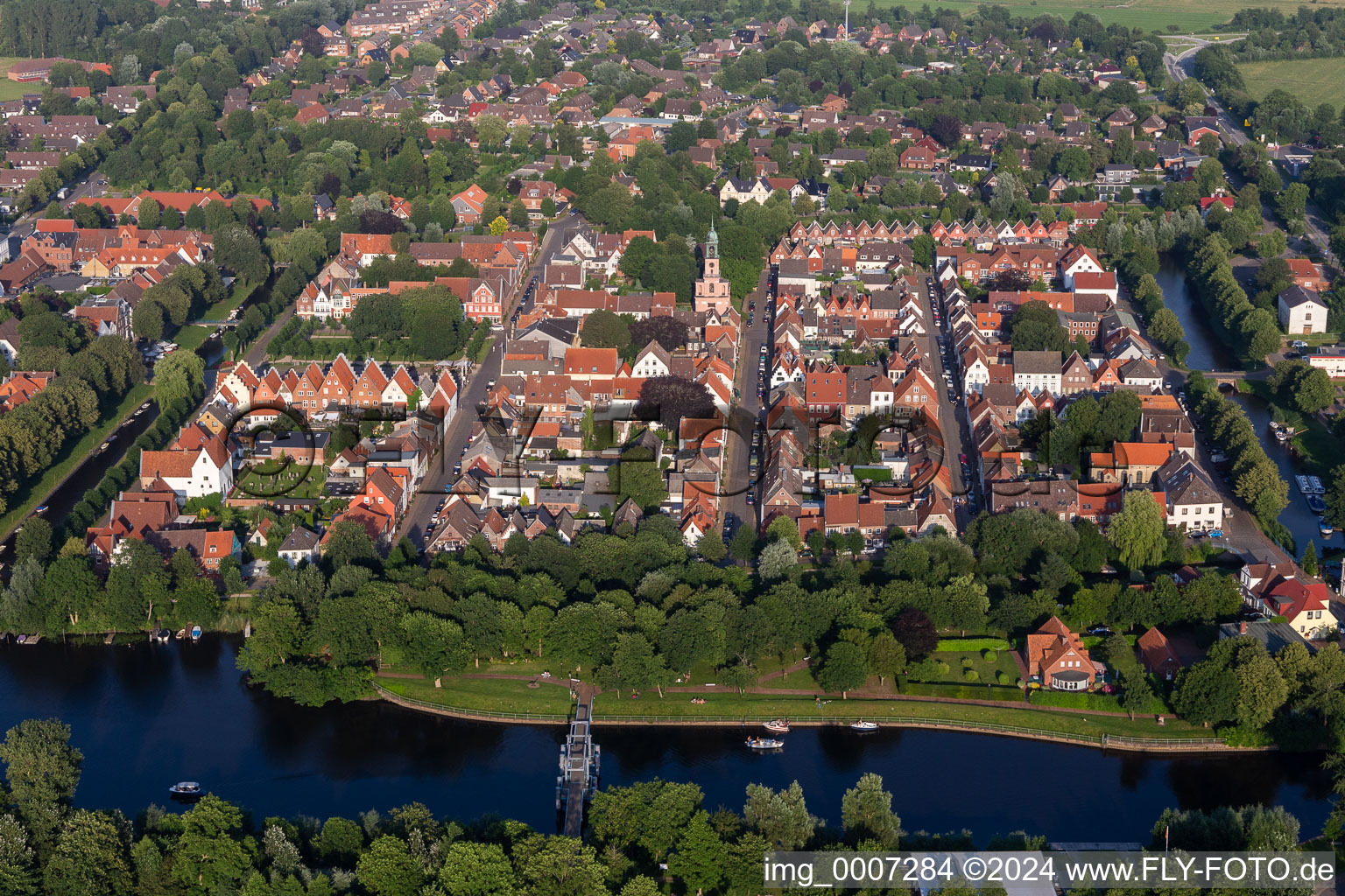 Vue aérienne de Ville fluviale entre Treene, Westersielzug et Eider sur les berges fluviales de Treene, Westersielzug et Eider à Friedrichstadt dans le département Schleswig-Holstein, Allemagne