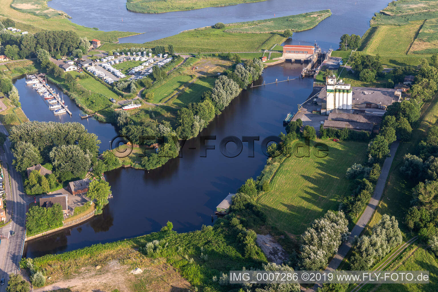 Vue aérienne de Train Westersel à Friedrichstadt dans le département Schleswig-Holstein, Allemagne