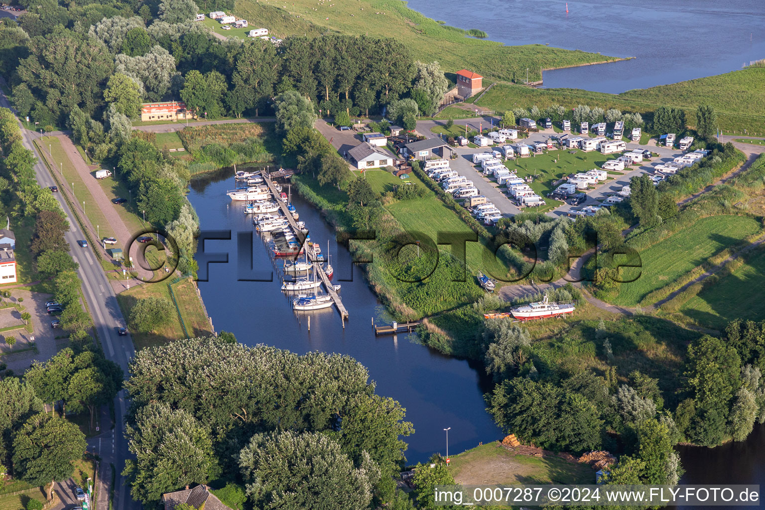 Vue aérienne de Port de plaisance du West Coast Motorboat Club eV avec amarres pour bateaux de sport et amarres pour bateaux sur les rives du Westersielzug à Friedrichstadt dans le département Schleswig-Holstein, Allemagne