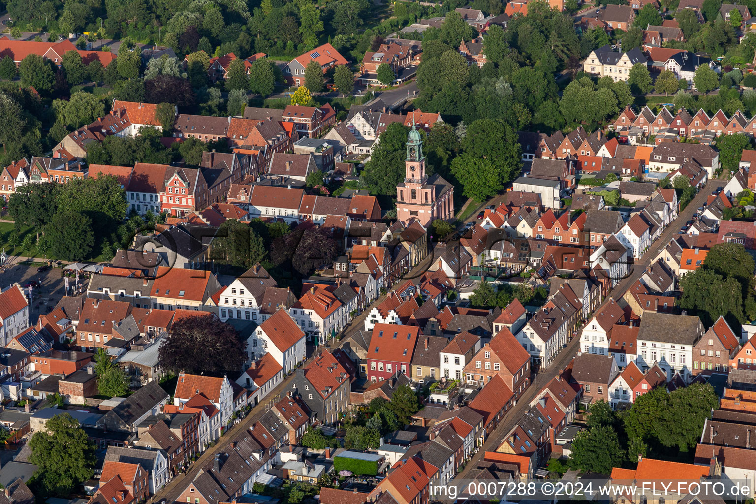 Vue aérienne de Église Remonstrante sur la Kirchenstrasse dans le vieux centre-ville du centre-ville à Friedrichstadt dans le département Schleswig-Holstein, Allemagne