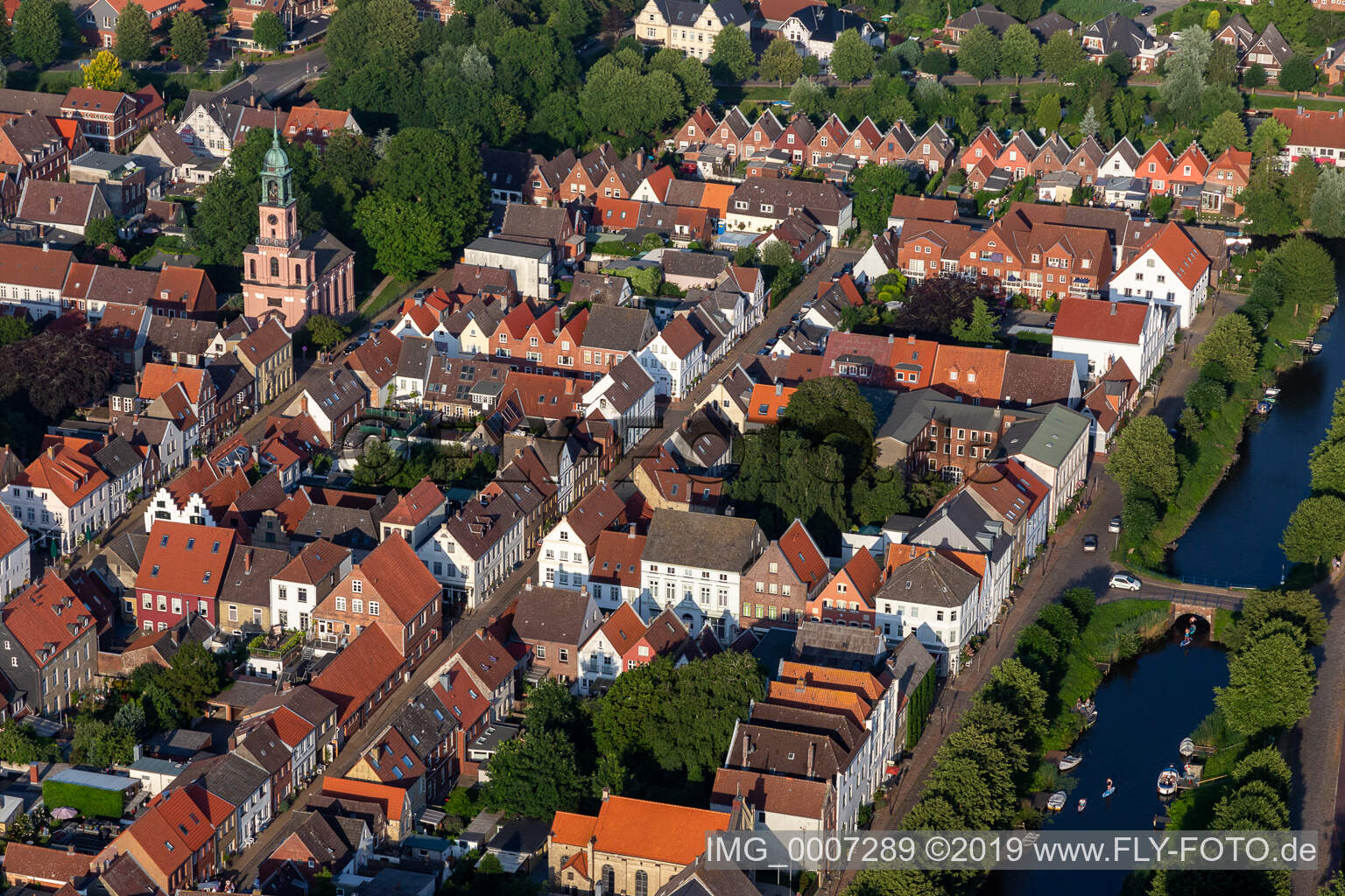 Vue aérienne de Église des remontrances de la Kirchenstr à Friedrichstadt dans le département Schleswig-Holstein, Allemagne