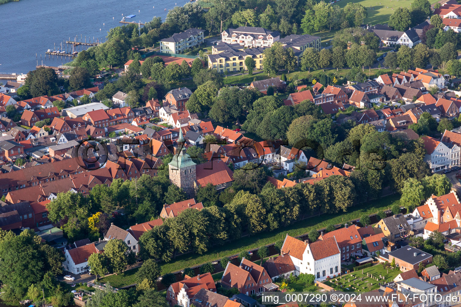 Vue aérienne de Bâtiment de l'église St. Église Christophorus dans le vieux centre-ville du centre-ville à Friedrichstadt dans le département Schleswig-Holstein, Allemagne